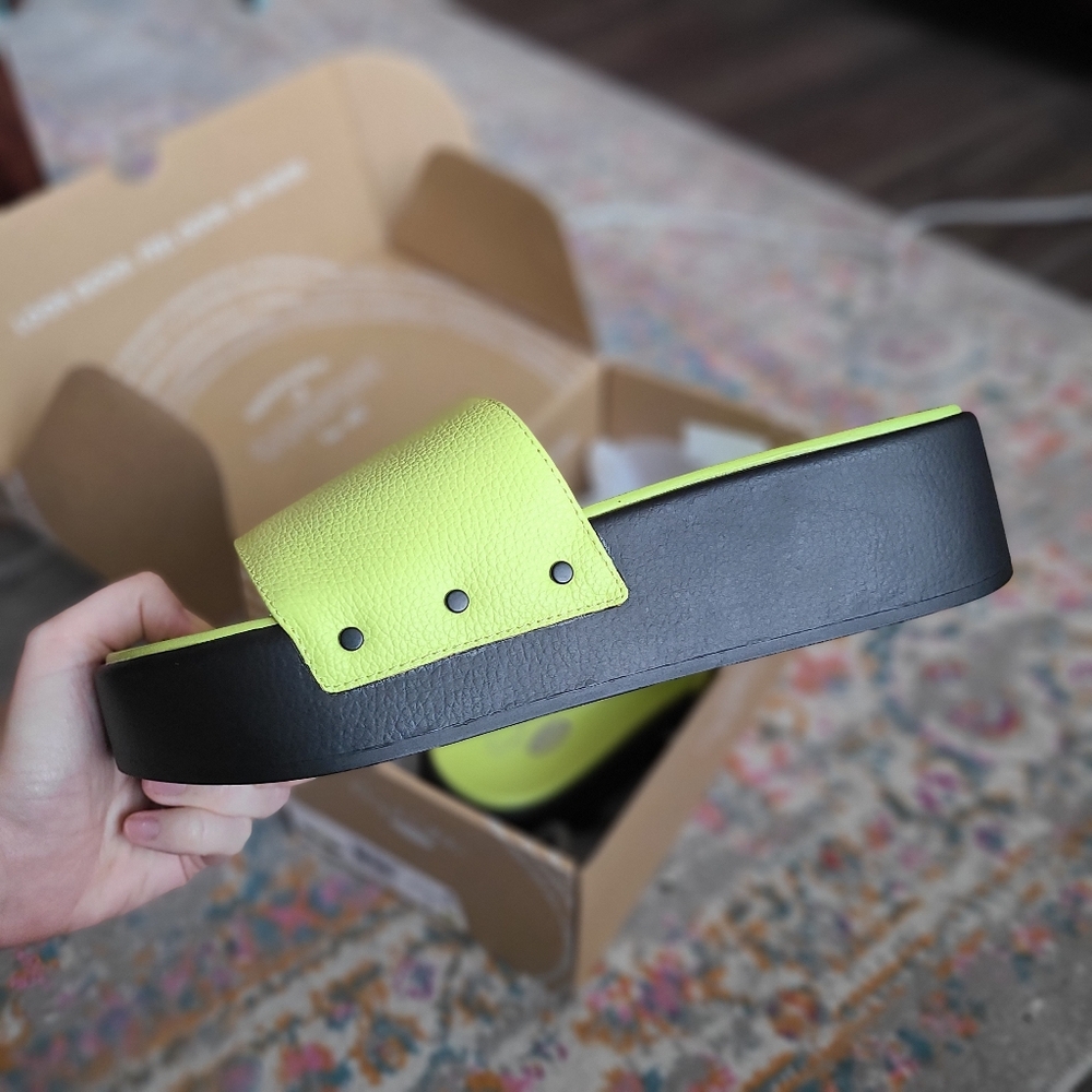 Dr. Scholl's lime green slides - Picture 3 of 6